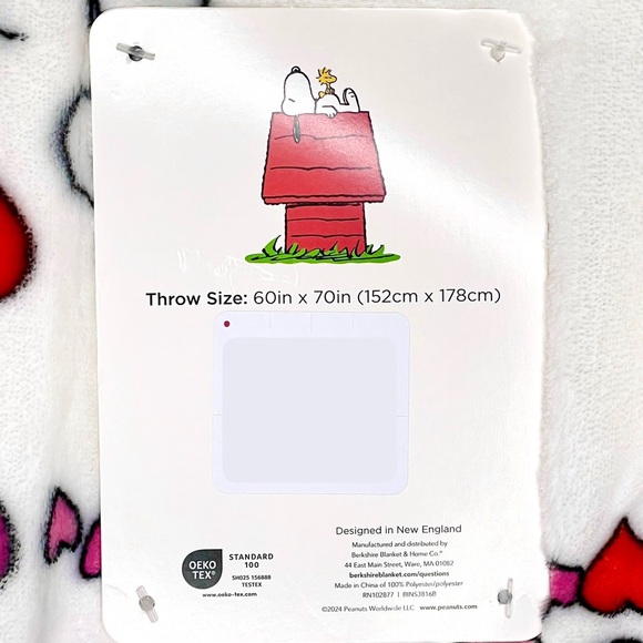 White Peanuts Snoopy with Hearts Valentine’s Throw Blanket - Picture 4 of 4